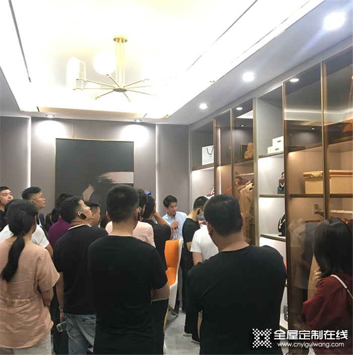 諾維家展廳全新亮相，迎經(jīng)銷商考察團首批參觀2020新品輕奢館